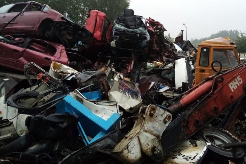 Bracia z powiatu tomaszowskiego kradli samochody w całym regionie, potem sprzedawali je na złom