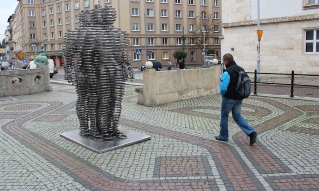 Przewrócona w sierpniu przez wandali rzeźba Davida Cerny’ego w ...