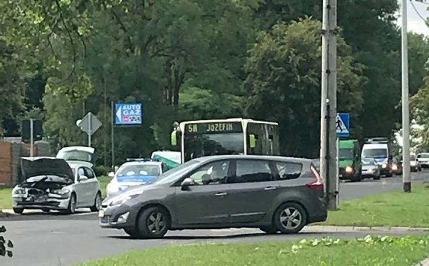 Dwie osoby trafiły do szpitala po tym, jak w poniedziałek...