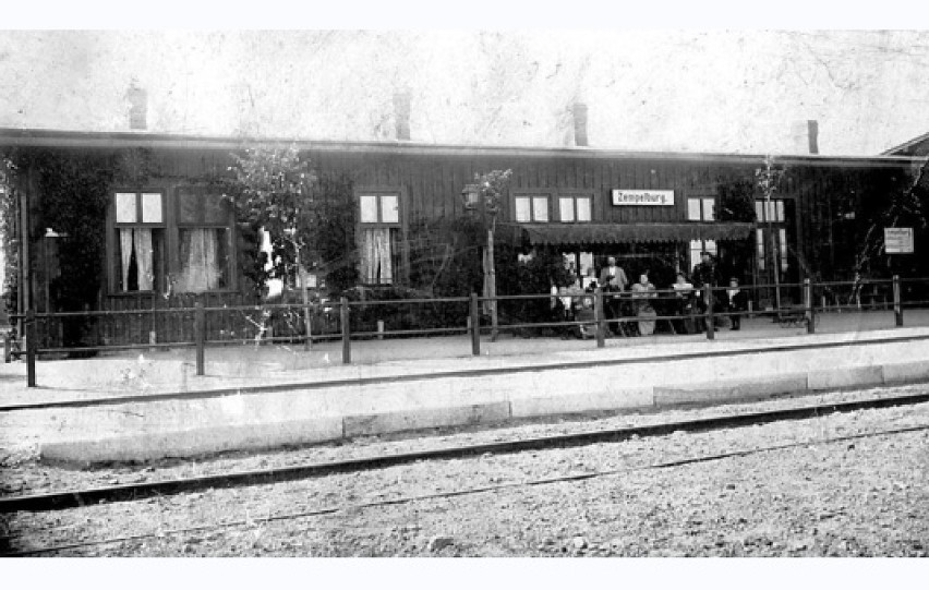 Główny budynek dworca. Fotografia wykonana  27 sierpnia 1896...