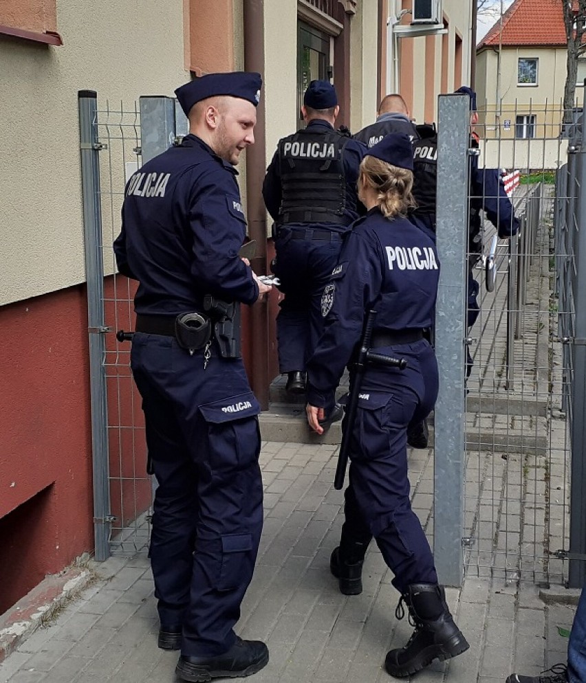 Lębork. Większa liczba policjantów patrolujących miasto. Słuchacze odbywają praktyki.