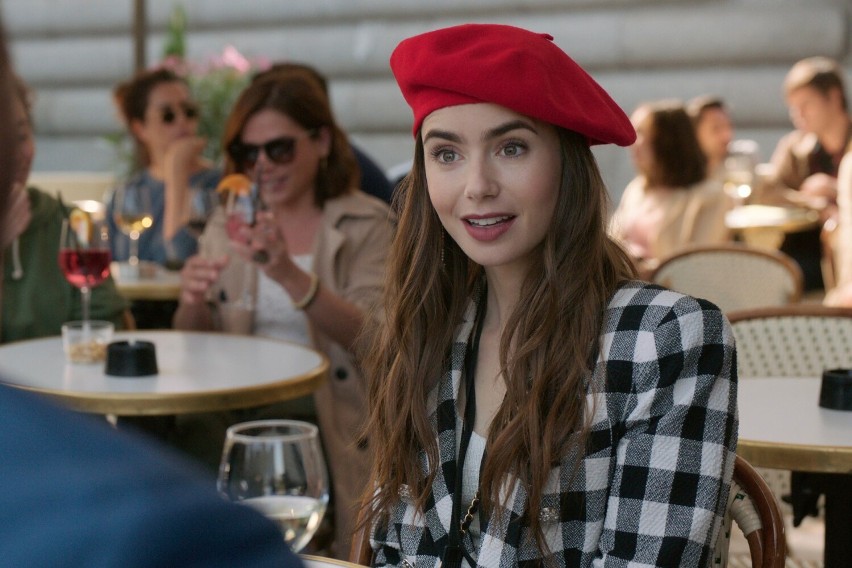 Na zdjęciu Lily Collins jako Emily Cooper w 3. odcinku...