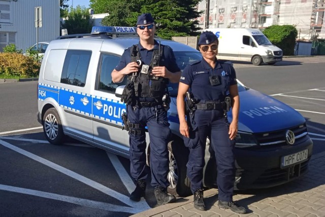 Sierżant Adrian Drygaś i posterunkowa Magdalena Rysińska pomogli mężczyźnie, który zasłabł w aucie przy ul. Wolborskiej w Piotrkowie