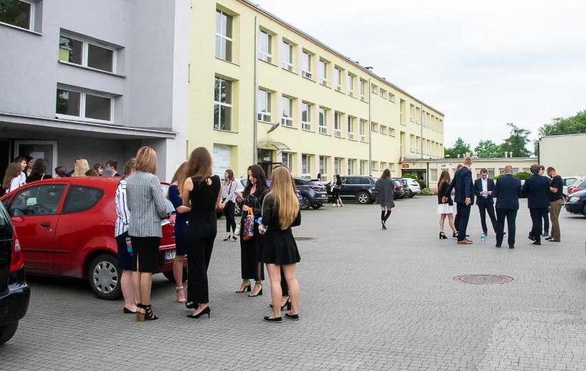 Matura 2020 w Liceum Ogólnokształcącym imienia Mikołaja Kopernika w Tarnobrzegu. Inna niż wszystkie, bo w czasie pandemii [ZDJĘCIA]