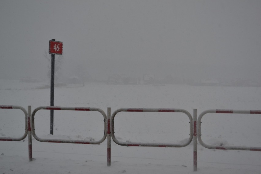Kolejny atak zimy w powiecie lublinieckim. Uważajcie! Biało i ślisko na drogach oraz chodnikach ZDJĘCIA