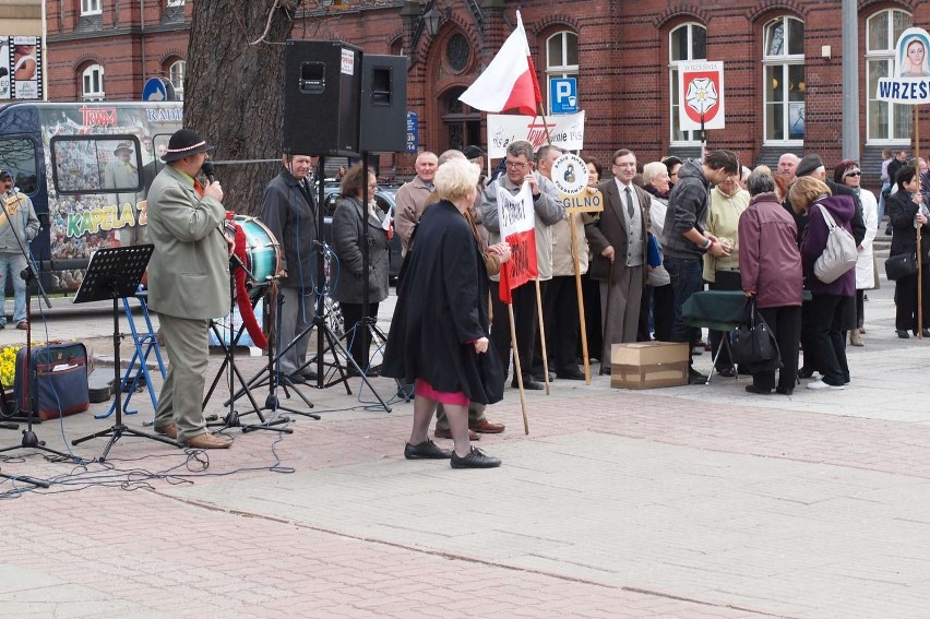 W Gnieźnie protest w obronie Telewizji Trwam. Przemarsz z transparentami spod pomnika