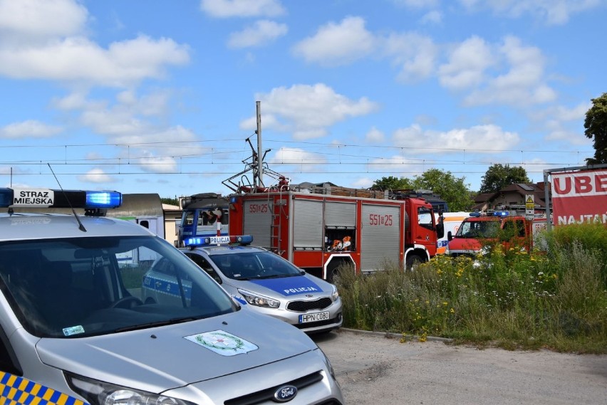 Wejherowo: autobus wylądował w rowie przy przejeździe kolejowym. Jedna osoba poszkodowana [ZDJĘCIA]