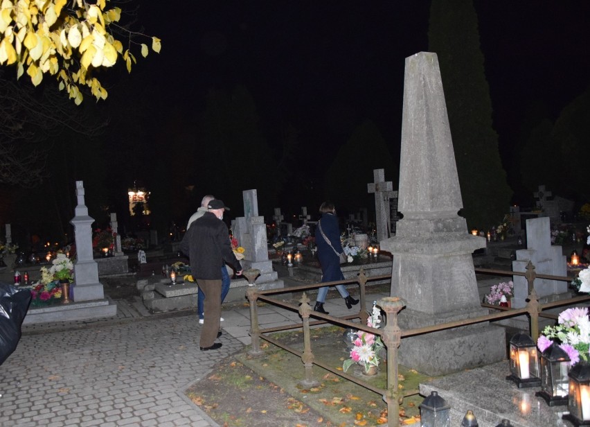 Chełm. Na cmentarzu przy ul. Lwowskiej nie wszyscy zdążyli uprzątnąć  groby (zobaczcie zdjęcia)