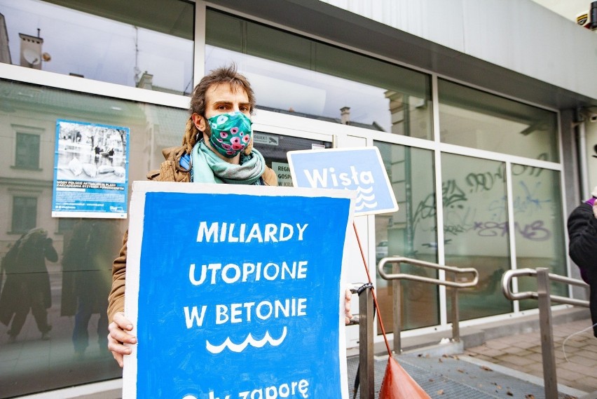Protest aktywistów ekologicznych pod krakowską siedzibą Wód...