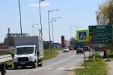 Zamknięta droga w Grabiku, objazdy dla osobówek i ciężarówek. Trwają prace związane z naprawą uszkodzonego przepustu drogowego