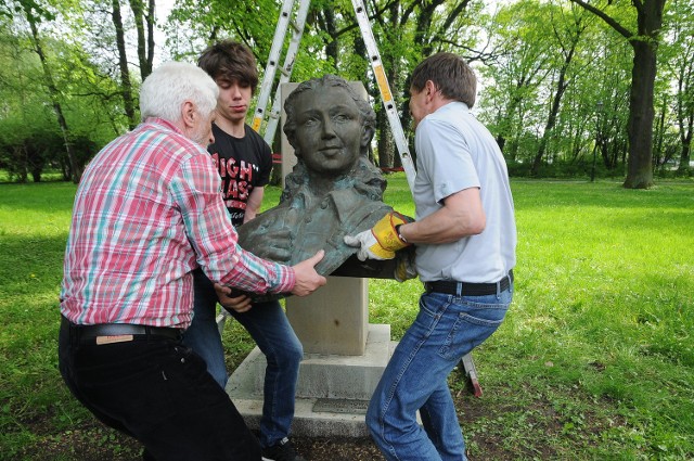 Pomnik Danuty Siedzikówny "Inki" został odsłonięty w parku Jordana 16 września ubiegłego roku. Równo po pięciu miesiącach został poważnie uszkodzony przez nieznanych sprawców.