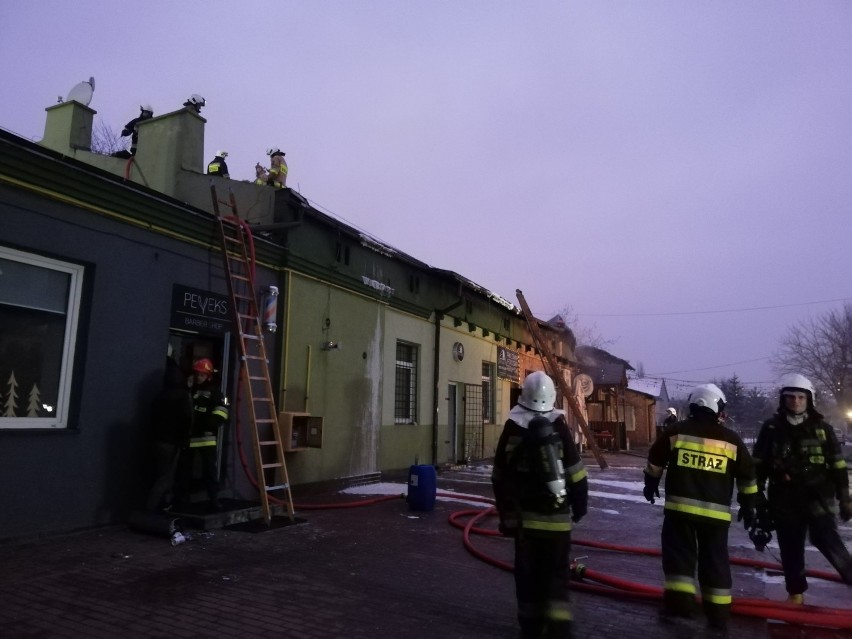 Pożar klubu Ęklawa przy ul.  Barlickiego w Tomaszowie Mazowieckim [ZDJĘCIA, FILM]