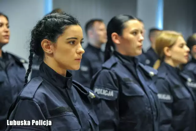 W Komendzie Wojewódzkiej Policji w Gorzowie Wlkp. 12 nowych funkcjonariuszy złożyło ślubowanie. Podczas uroczystości odznaczono też zasłużonych funkcjonariuszy.
