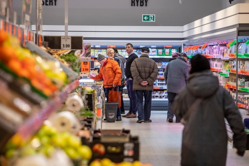 Sieci dyskontów walczą o pracowników i podnoszą im pensje, a...