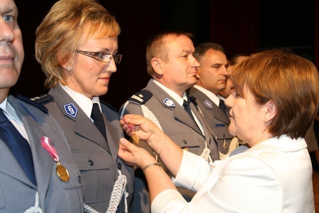 Aspirant Renata Zajecka otrzymuje złoty medal za długoletnią służbę od wicewojewody Krystyny Ozgi