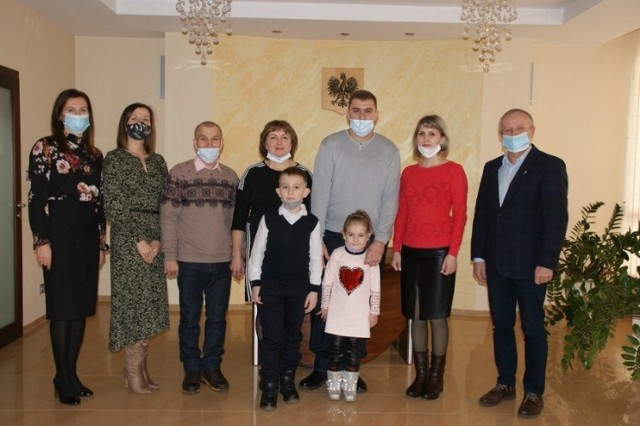 Dwie rodziny repatriantów z Kazachstanu, które przed rokiem przyjechały do Rudnik.