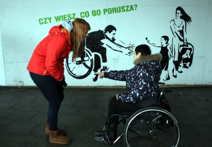 Kraków: nowy mural na wiadukcie obok RDA walczy ze stereotypami