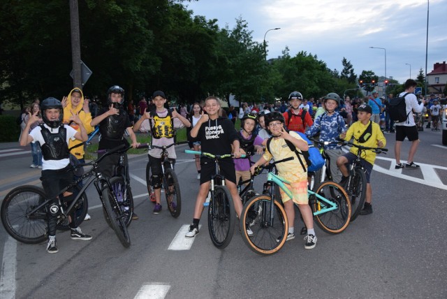 Miłośnicy jazdy na deskorolkach, hulajnogach i rowerach wspólnie przywitali wakacje