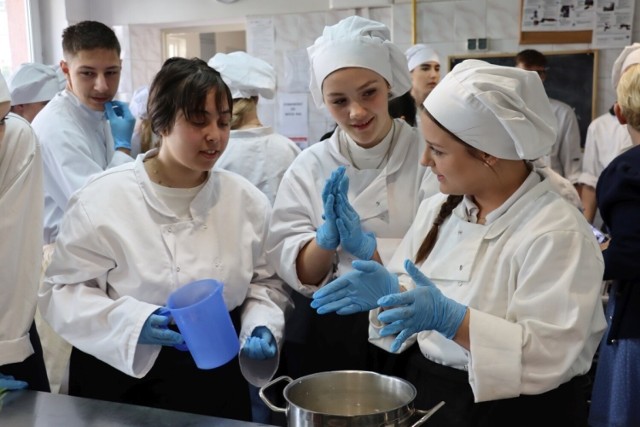 Młodzież z Rumunii brała udział w zajęciach kulinarnych w Szkołach ZDZ w Radomiu.