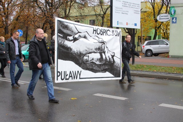 Baner puławskiego hospicjum podczas tegorocznego Marszu Nadziei w Puławach