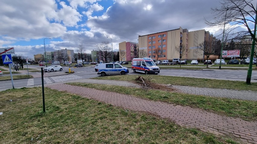 Wypadek na ulicy Iwaszkiewicza w Legnicy. Jedna osoba ranna, zobaczcie zdjęcia