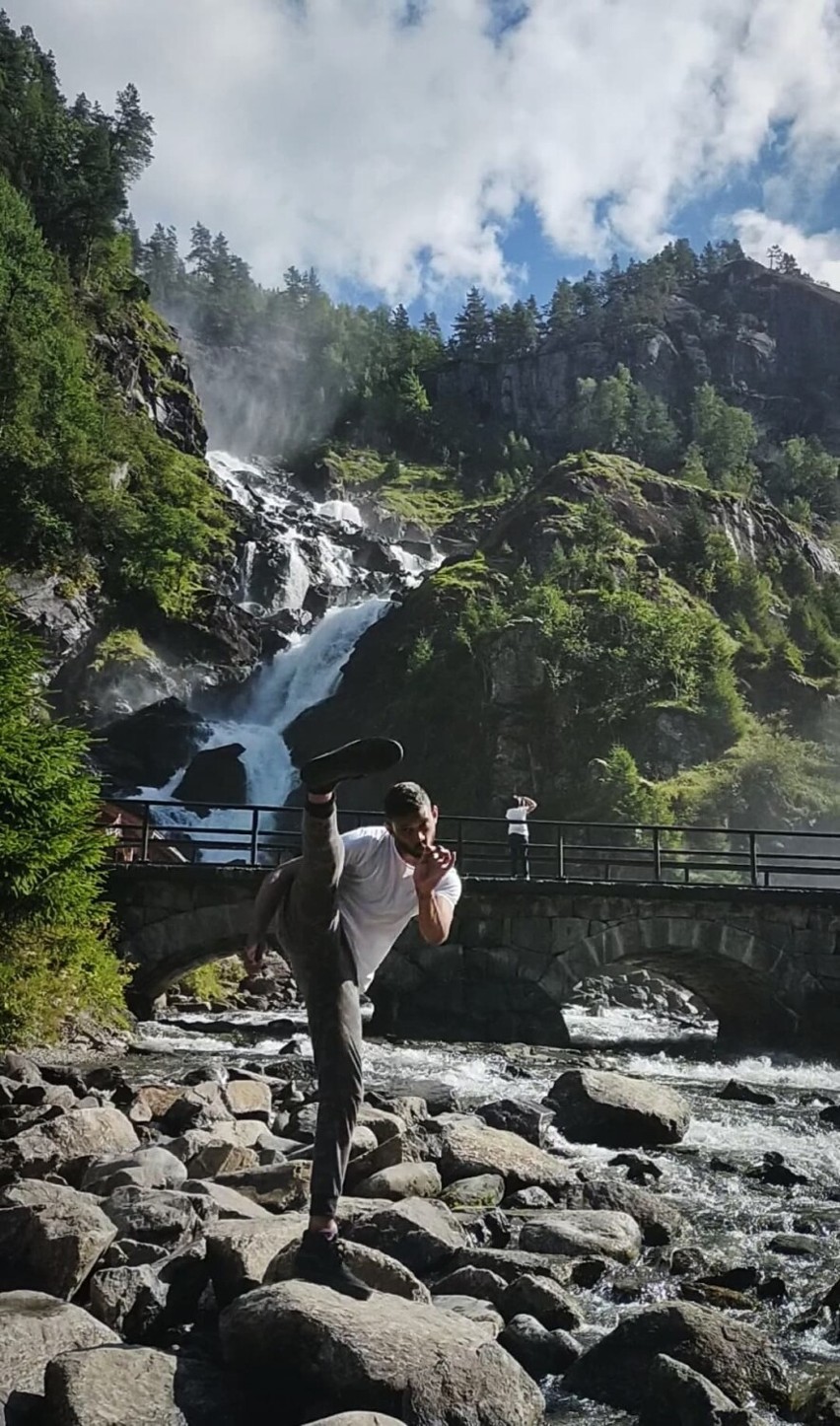 Suveer trenuje sztuki walki