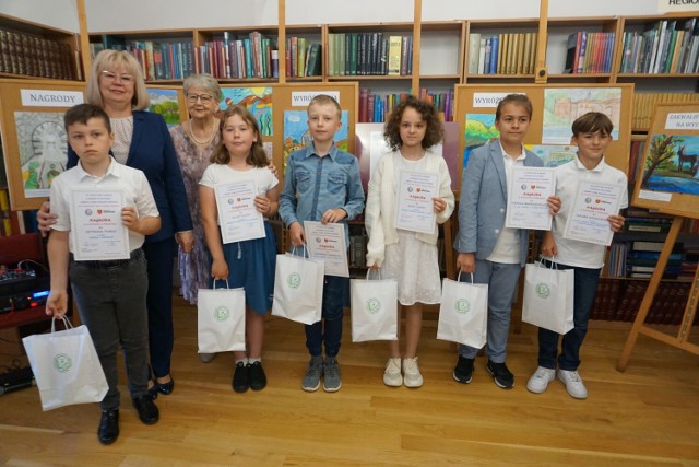 Nagrodzeni uczniowie w kategorii literackiej. fot.