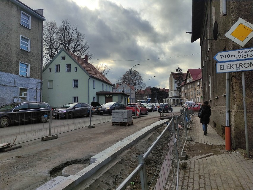 Trwa wyburzanie pawilonu handlowego z ul. 1 Maja w Wałbrzychu. Zobaczcie zdjęcia z ostatnich chwil budynku