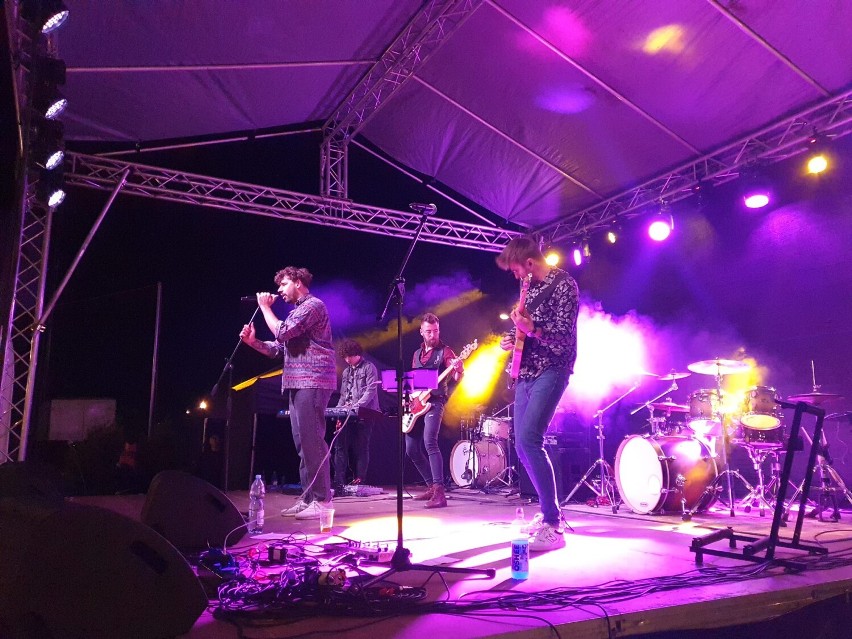 Koncertowy weekend w Śremskim Sporcie. Na „Placu pod brzozami” wystąpiły zespoły The Karlins i The Shvagiers [zdjęcia]