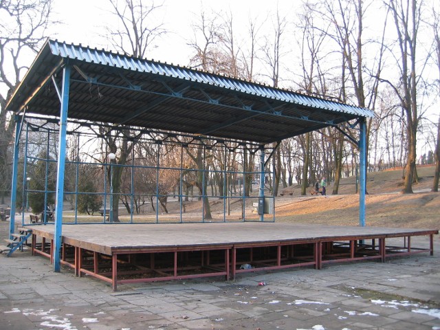 Scena w parku Traugutta wybudowana w latach 70.