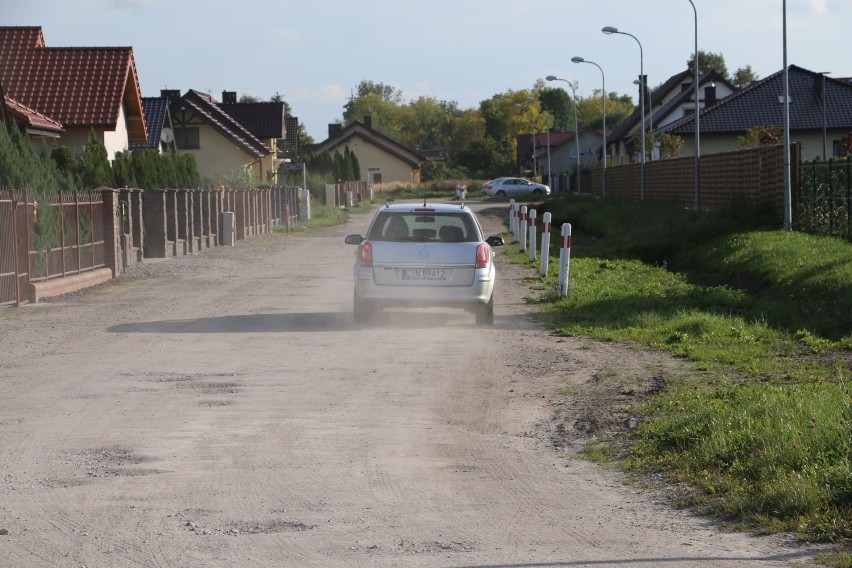 Mieszkańcy proponują zmianę nazw dziurawych ulic na Poligonową i Kraterową [zdjęcia]