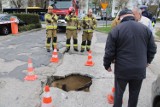 Zapadła się droga na osiedlu Kopernik w Głogowie. Głęboka dziura pod jezdnią. FOTO, FILM