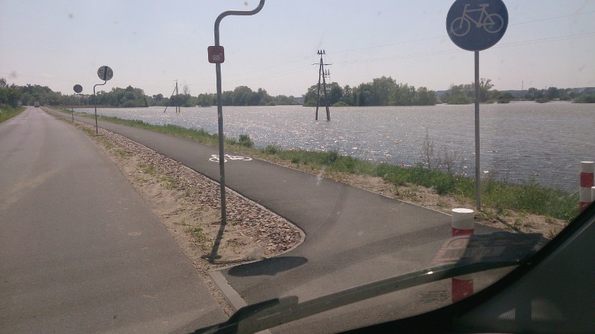 Wisła zalała tereny przy drodze 654 biegnącej od Złotorii do...