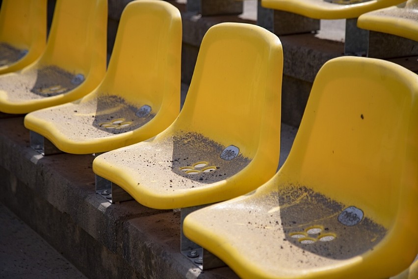 Trwa czyszczenie krzesełek na stadionie w Rybniku