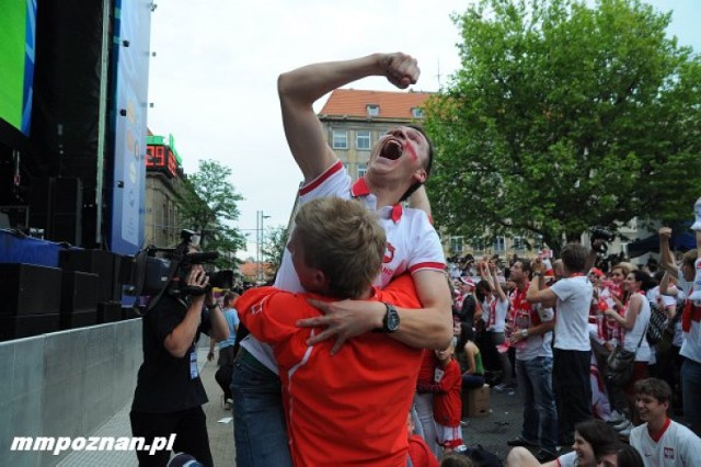 Poznańska Strefa Kibica nie pomieściła wszystkich kibiców ...