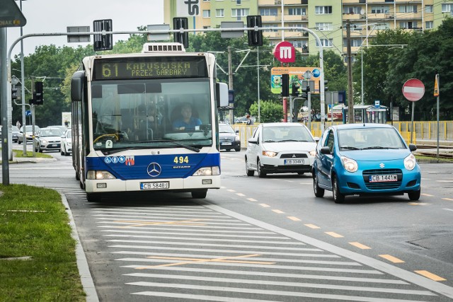 Zmotoryzowani muszą pamiętać, że tymczasowy buspas na al. Wojska Polskiego służy tylko pojazdom komunikacji miejskiej.