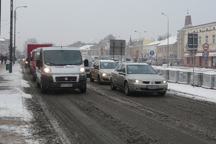 Atak zimy na ulicach Tomaszowa i Opoczna: Ciężki sprzęt już na ulicach