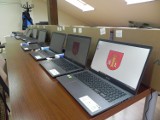 Szkoły z terenu gminy Osiek Jasielski dostały nowe laptopy. Gmina skorzystała ze wsparcia na nauczanie zdalne [FOTO]