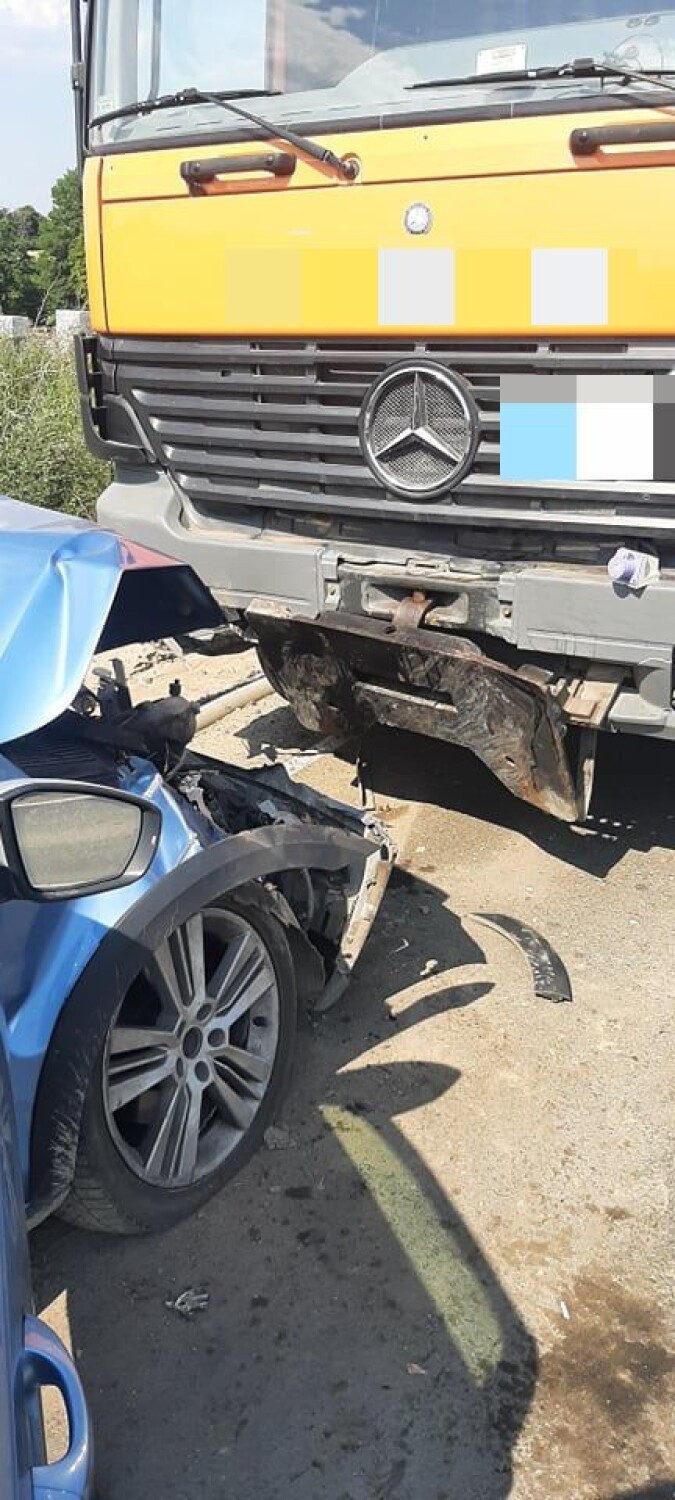 Zderzenie osobówki z ciężarówką w Wiągu. Jedna osoba ranna