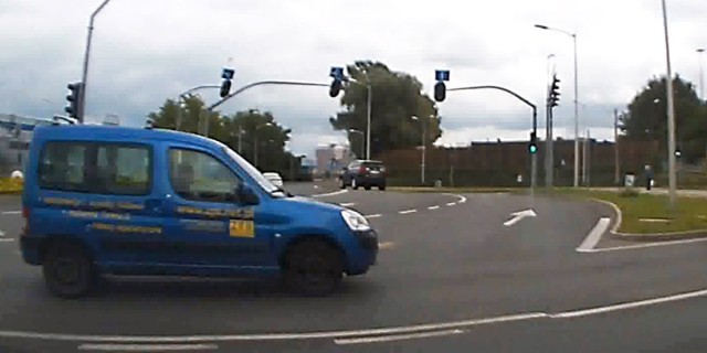 Kierowca citroena bezmyślnie zjechał ze skrzyżowania mając czerwone światło.