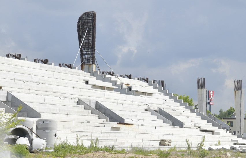 Fuszerka i dramat na budowie stadionu oraz hali w Radomiu! Jedna z trybun nadaje się do rozbiórki. Zobaczcie zdjęcia