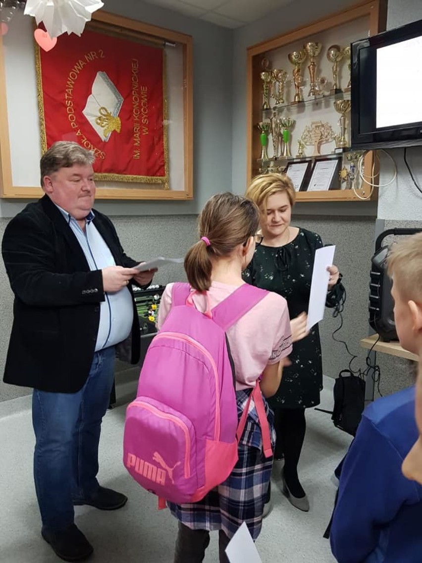 Uczniowie SP2 w Sycowie odebrali nagrody od Kiwanisu za przecudnej urody lalki