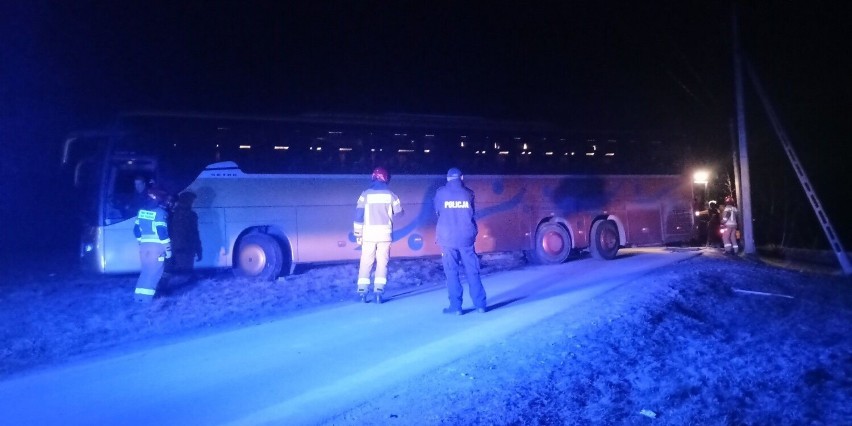 Autobus wypadł z drogi na ulicy Korczaka w Gorlicach. Trwa akcja służb ratowniczych 