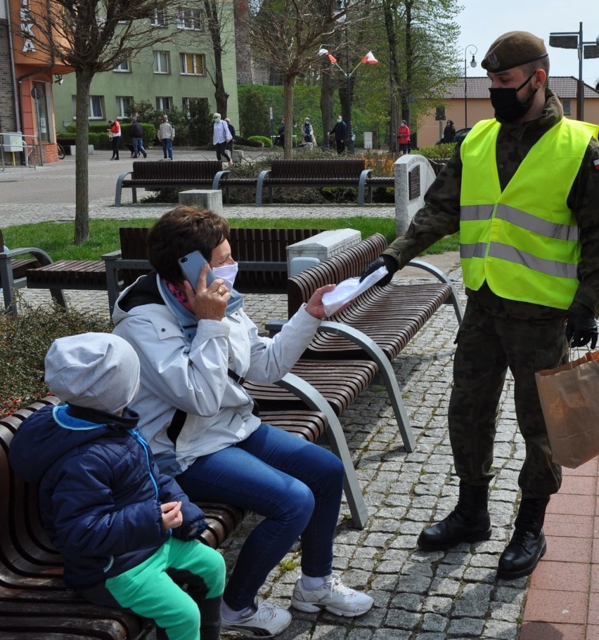 Mieszkańcy powiatu bytowskiego byli „grzeczni” podczas majowego weekendu. Policjanci rozdawali maseczki (zdjęcia)