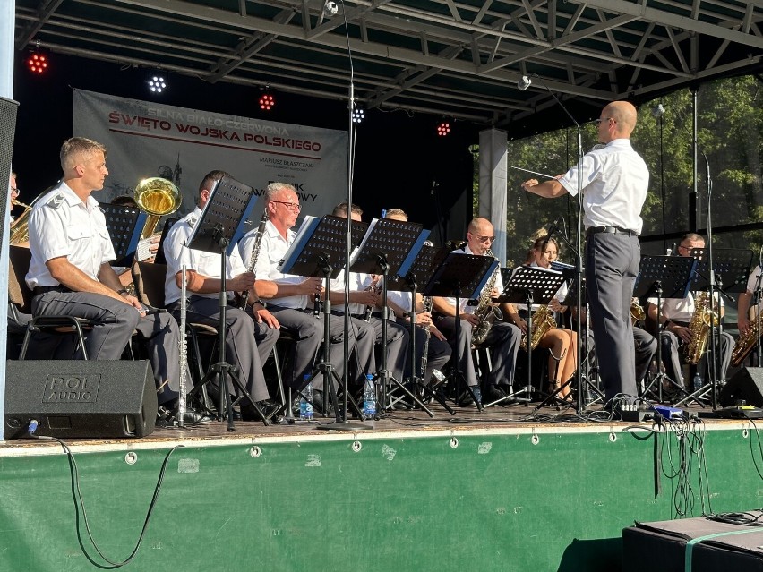 Orkiestra Wojskowa w Radomiu zagrała na scenie koncert.