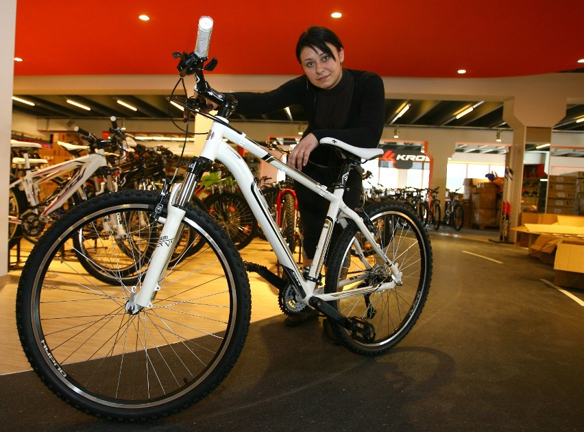 - Na mini trasie rowerowej w salonie można wypróbować kupowany rower, deskorolkę lub rolki – zachęca Aneta Ligęza z Rojaxu.