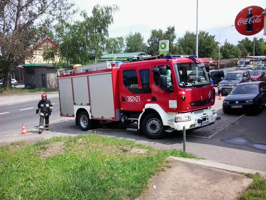 Przy ul. Długiej w Wałbrzychu strażacy usuwali rozlewisko cuchnącej cieczy, niewiadomego pochodzenia
