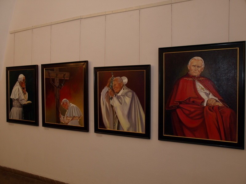 Bytów: Wystawą uczcili siódmą rocznicę śmierci Papieża [ZDJĘCIA]