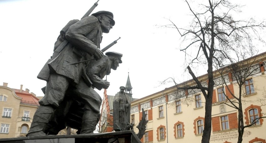 Kraków. Zdewastowany pomnik marszałka Józefa Piłsudskiego i Legionistów. Ambasada Ukrainy: "To prowokacja". Policja szuka sprawców