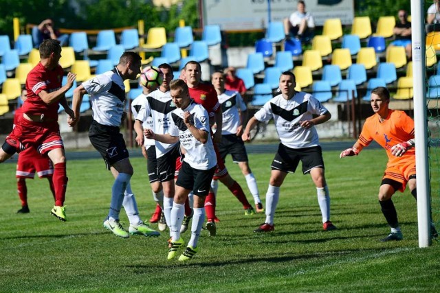 Piłkarze Krajny Sępólno (na biało) dobrze weszli w nowy sezon A-klasy